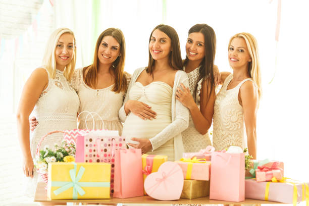 mujer embarazada con sus amigas - gift mother women baby shower fotografías e imágenes de stock