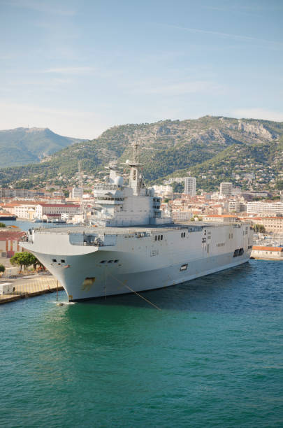 porto base della marina di tolone, nave portaerei a tolone, francia. - passenger ship ferry crane harbor foto e immagini stock