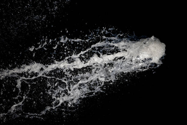 el agua que dispara por el aire - fountain water physical pressure splashing fotografías e imágenes de stock