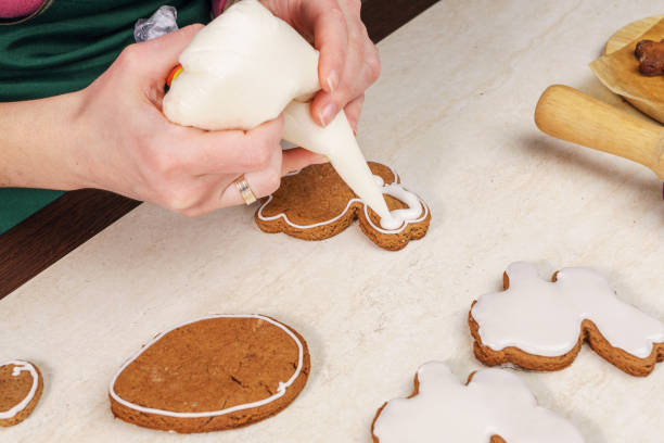 coating gingerbread with white glaze