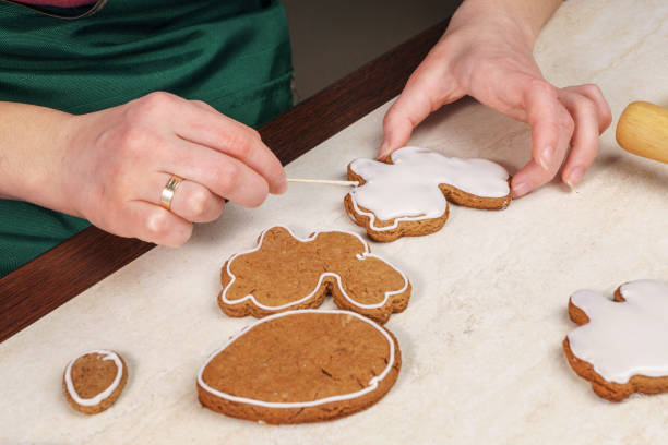 coating gingerbread with white glaze