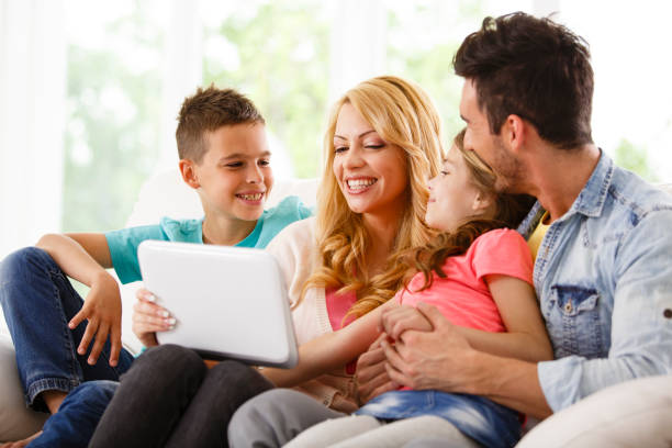семейные дома покупки онлайн - two parent family technology mobility men стоковые фото и изображения