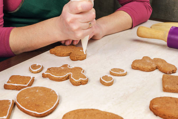istock Drawing contour on gingerbread in a shape 645712670