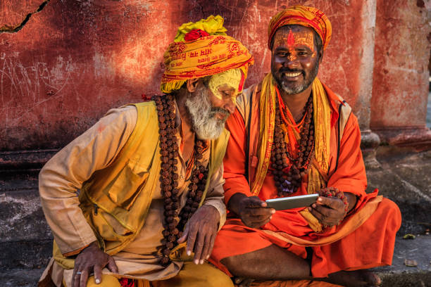 sadhu - indisches holymen mit handy - indian culture guru sadhu hinduism stock-fotos und bilder