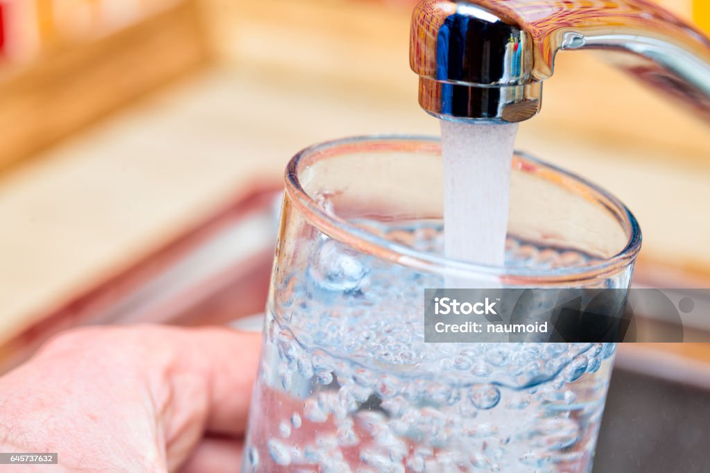 Remplir un verre d'eau du robinet de POV cuisine - Photo de Robinet libre de droits