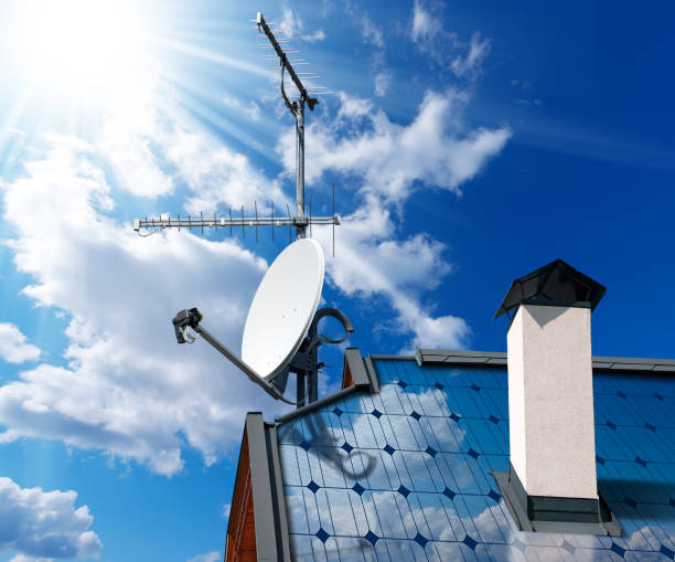 крыша дома с солнечными батареями и антеннами - solar equipment audio стоковые фото и изображения