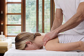 junge-frau-die-massage-entspannung-body-