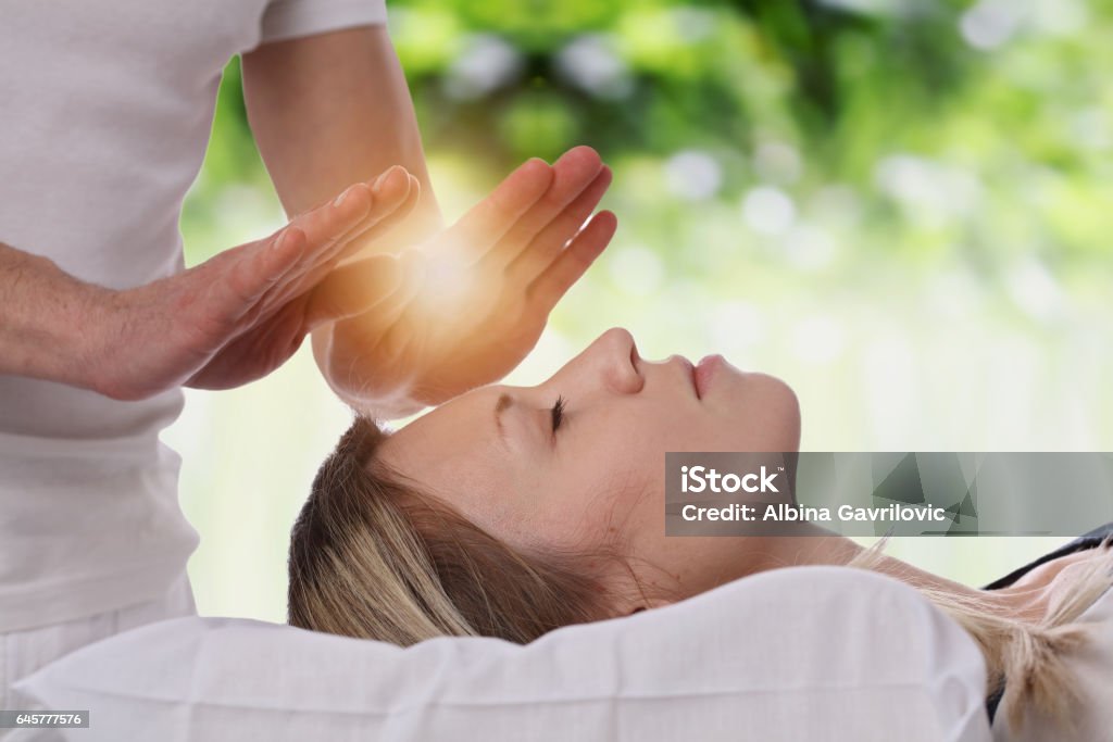 Femme ayant soin Reiki de guérison, concept de médecine solution de rechange. - Photo de Reiki libre de droits