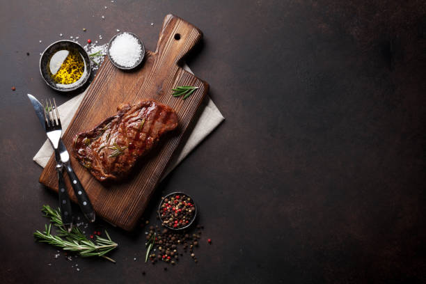 bife grelhado ribeye, ervas e especiarias - rib eye steak beef cutting board meat - fotografias e filmes do acervo