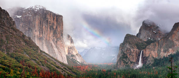 vue de tunnel du parc national de yosemite avec rainbow, californie - yosemite national park waterfall half dome california photos et images de collection