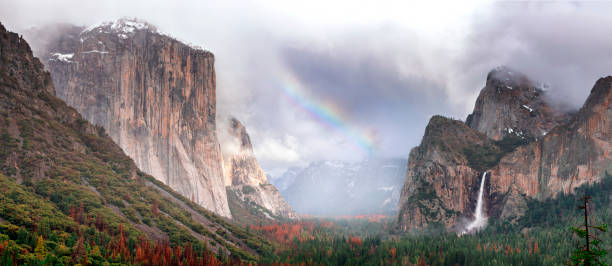 vista del tunnel del parco nazionale di yosemite con rainbow, california - yosemite national park waterfall half dome california foto e immagini stock