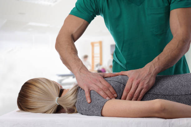여자는 척추 교정 지압 요법 다시 조정 하는 데입니다. osteopathy, 대체 의학, 통증 릴리프 개념입니다. 물리 치료, 스포츠 상해 재활 - photomanipulation 뉴스 사진 이미지