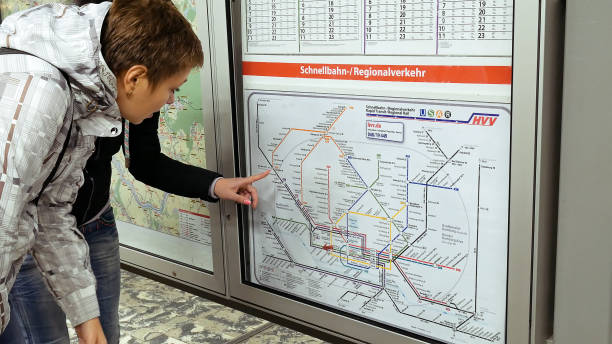 地下鉄の地下鉄マップを見ている2人の女性 - subway station subway train underground hamburg germany ストックフォトと画像