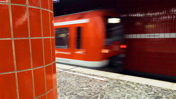 地下鉄の列車が駅を出る - subway station subway train underground hamburg germany ストックフォトと画像