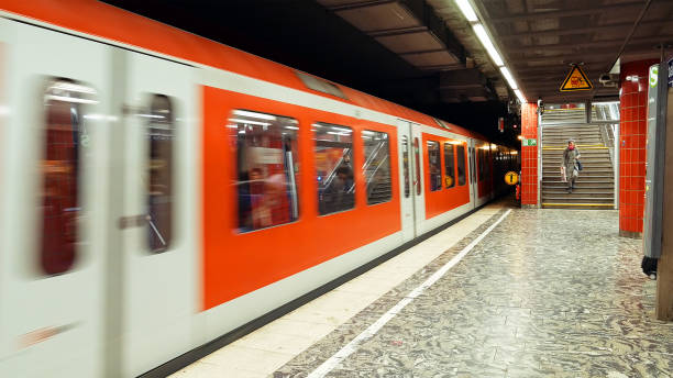 地下鉄の列車が駅に到着 - subway station subway train underground hamburg germany ストックフォトと画像