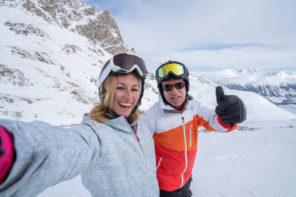 dos esquiadores tomando selfie en las pistas de esquí de suiza - st moritz engadine mountain winter fotografías e imágenes de stock