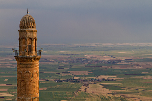 Minarete de la mezquita de Ulu conocido también como Mezquita en Mardin con la mesopotámica llana en el fondo. photo