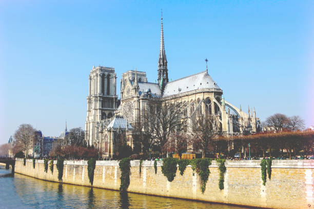 cattedrale di notre dame nel centro di parigi, francia, in una giornata di sole - citytrip foto e immagini stock