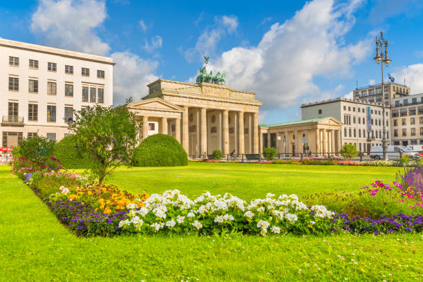 pariser platz com portão de brandemburgo, berlim, alemanha - famous place germany town summer - fotografias e filmes do acervo