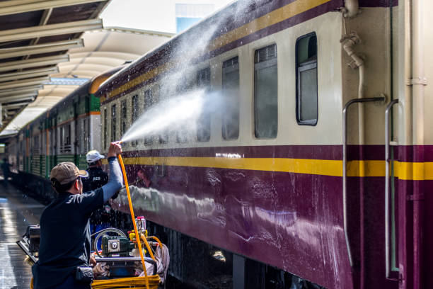 train du chemin de fer sur la voie ferrée obtenir un lavage pour un nettoyage par travailleur dans la gare de bangkok. parce que c’est moins cher, les gens populaires voyagent en train. - tamping photos et images de collection