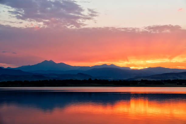 コロラド州の美しいオレンジ色の夕日 - longs peak ストックフォトと画像