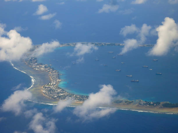 båtar i atollen - marshallöarna bildbanksfoton och bilder