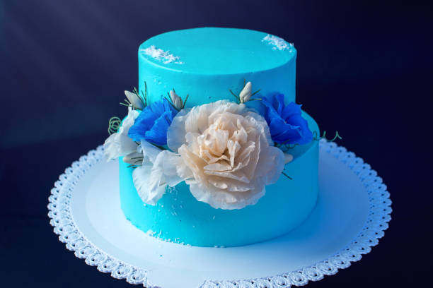 istock Blue like ice a wedding cake decorated with large roses 645905518