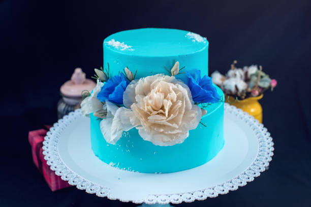 istock Blue like ice a wedding cake decorated with large roses 645905522