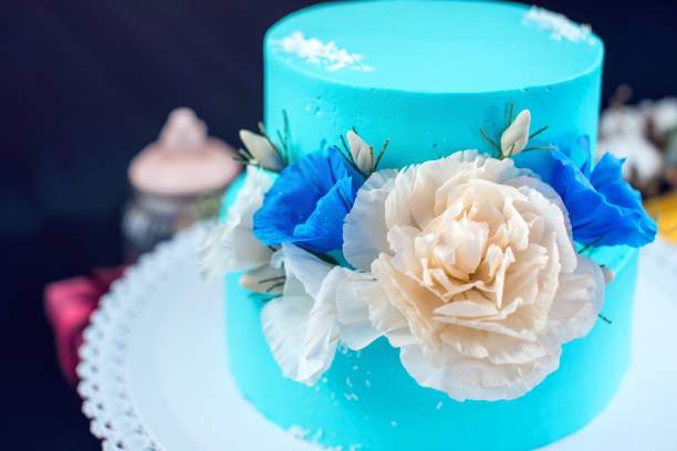 istock Blue like ice a wedding cake decorated with large roses 645905526