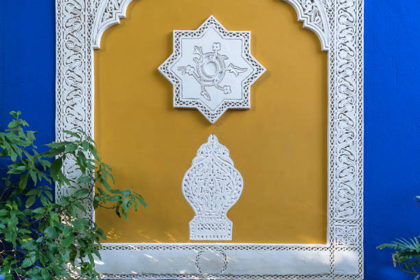 украшенная стена в исламском стиле с желтым и синим - fountain courtyard tile wall стоковые фото и изображения