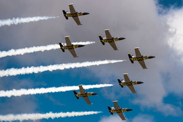 breitling jet team air show fumaça trilha hillsboro oregon - stunt airplane air air vehicle - fotografias e filmes do acervo