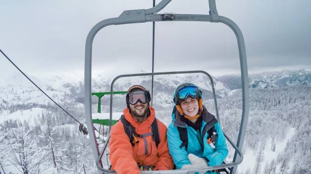 para siedząca na wyciągu narciarskim - skiing people men women zdjęcia i obrazy z banku zdjęć