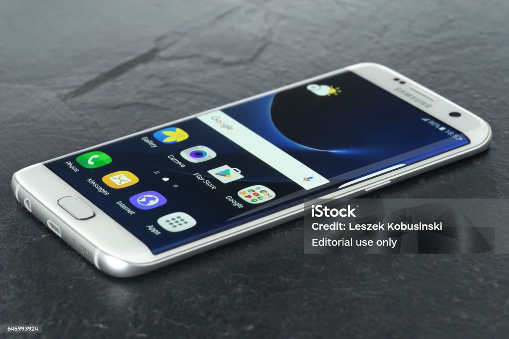 Samsung S7 Edge White Pearl Stock Photo - Download Image Now -  Communication, Elegance, Equipment - iStock