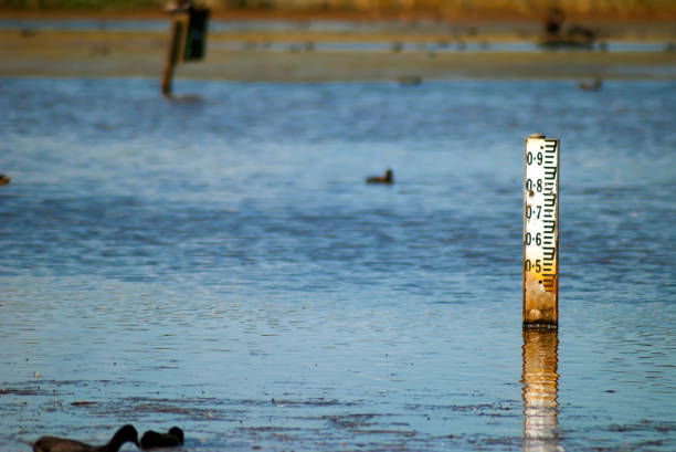 wassertiefenanzeige - tiefenmessgerät stock-fotos und bilder