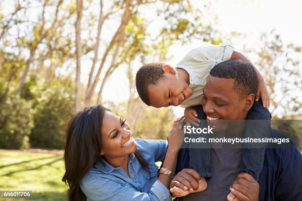Eltern Sohn Auf Den Schultern Tragen Wie Sie Im Park Fuß Stockfoto und mehr Bilder von Familie