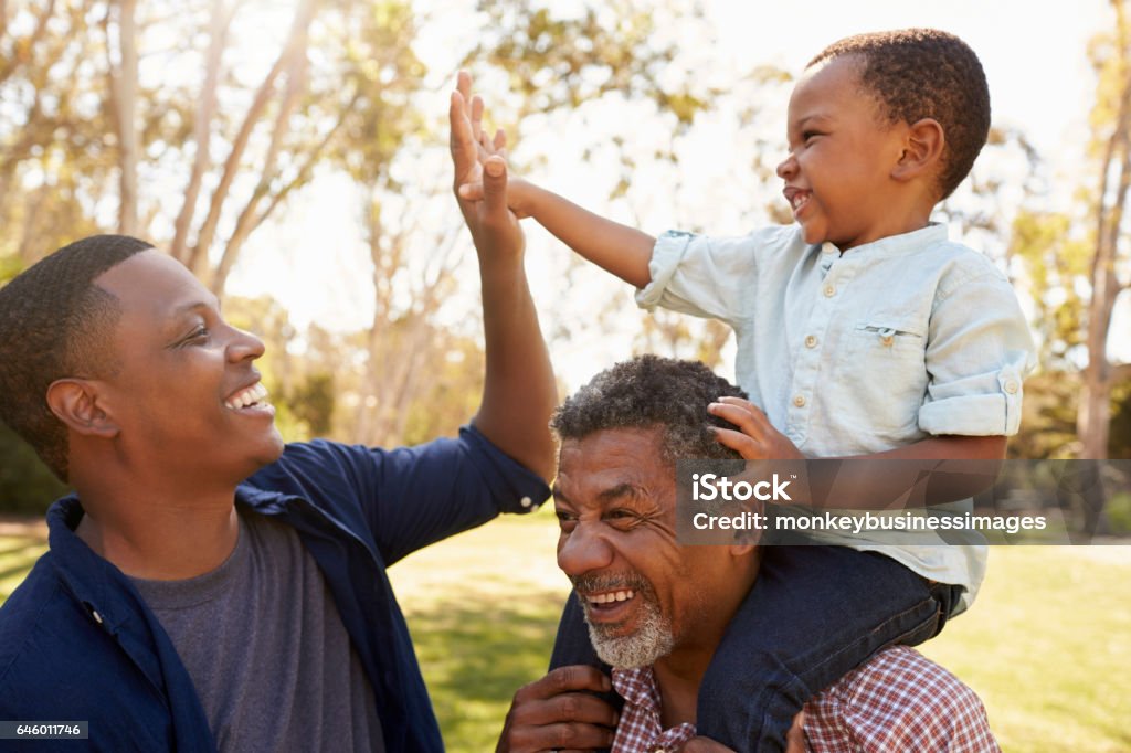 Grand-père avec le fils et le petit-fils s’amuser dans le parc - Photo de Famille multi-générations libre de droits