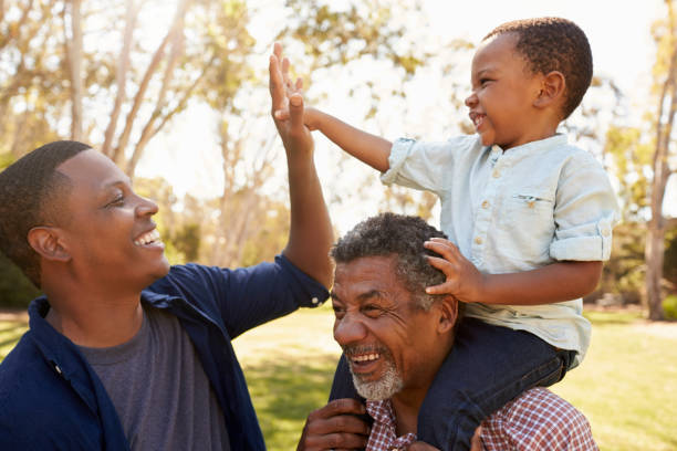 grand-père avec le fils et le petit-fils s’amuser dans le parc - three boys photos et images de collection