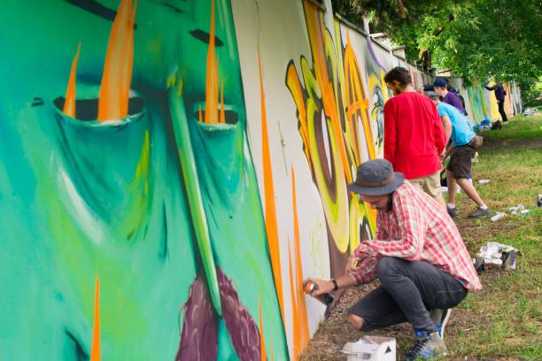 ivano-frankivsk, ukraina - 9 lipca: artyści rysuje graffiti na ogrodzeniu, strzelanie procesu. publiczny festiwal graffiti w dniu 9 lipca 2016 r. w iwano-frankiwsku. - child graffiti grunge city zdjęcia i obrazy z banku zdjęć