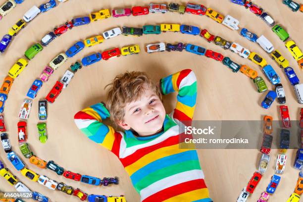 Niedliche Kleine Blonde Kind Junge Spielt Mit Viel Spielzeugautos Stockfoto und mehr Bilder von Kind