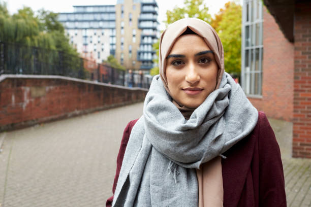 市街地環境における英国のイスラム教徒の女性の肖像画 - パキスタン人 ストックフォトと画像