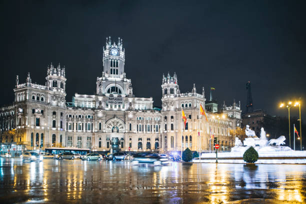hôtel de ville de madrid la nuit - madrid plaza de la cibeles spain panoramic photos et images de collection