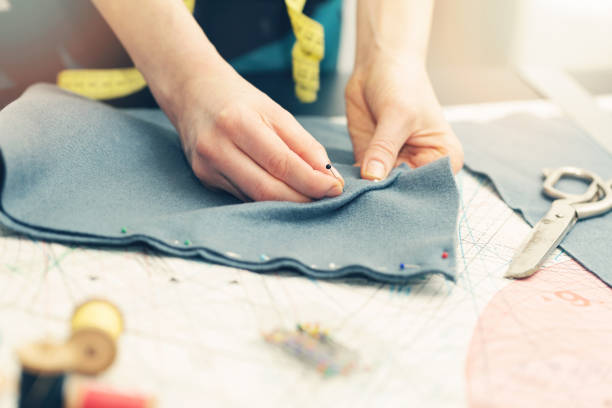재단사 바느질 핀 직물을 표시 - sewing textile garment industry 뉴스 사진 이미지