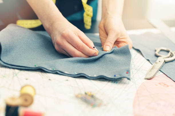 szycie znakowanie tkaniny za pomocą szpilek do szycia - working tailor stitch sewing zdjęcia i obrazy z banku zdjęć