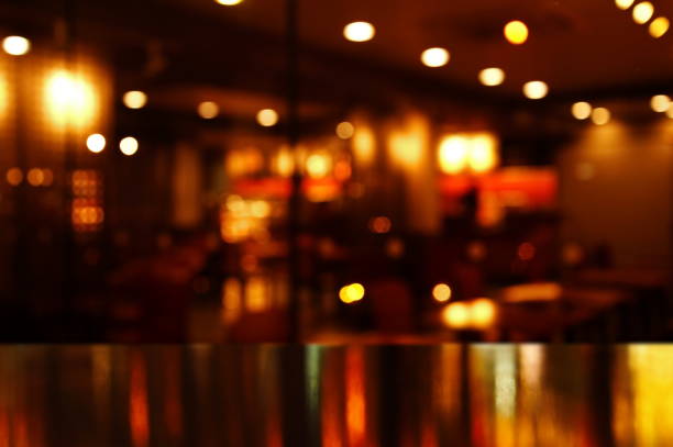 reflexion von licht auf tisch in der bar und pub in der nacht - bartresen fotos stock-fotos und bilder