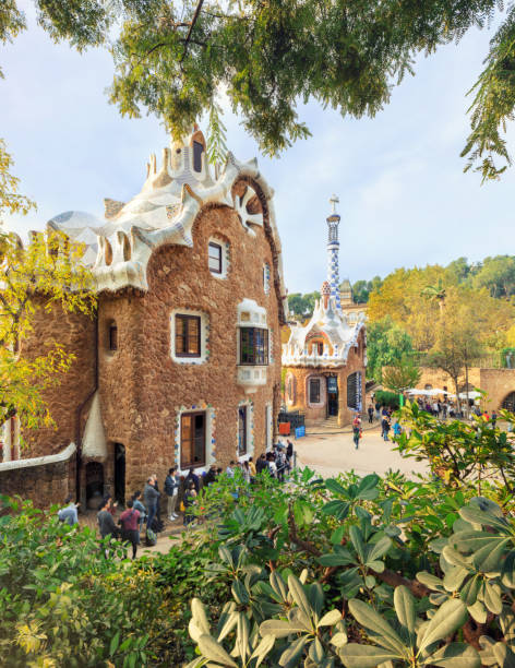 parque famoso guell, espanha - landmarks roof staircase landscape - fotografias e filmes do acervo