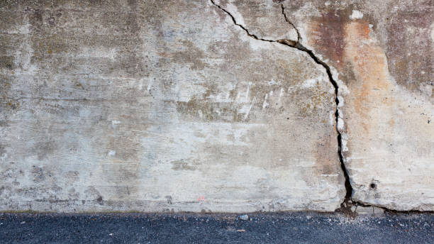 Big crack in concrete wall Big crack in old messy concrete wall old stone wall stock pictures, royalty-free photos & images