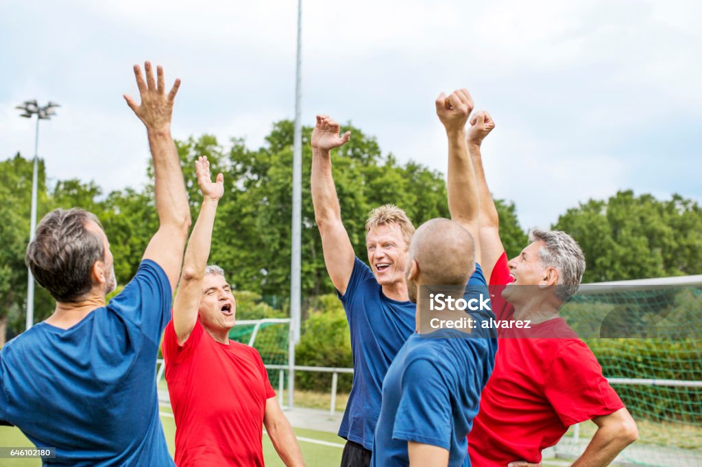Team von senior Fußball-Spieler jubeln - Lizenzfrei Aktiver Senior Stock-Foto