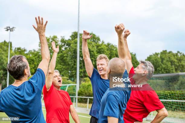 Team Von Senior Fußballspieler Jubeln Stockfoto und mehr Bilder von Aktiver Senior - Aktiver Senior, Alter Erwachsener, Athlet