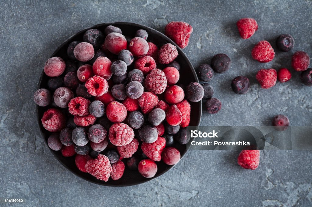 Helado frambuesa, arándano, arándano rojo sobre fondo de grunge - Foto de stock de Fruta libre de derechos