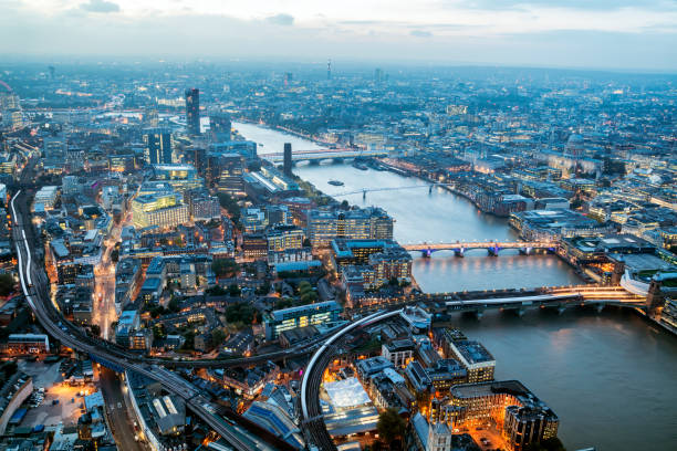 лондон освещенный в сумерках, вид с воздуха - blackfriars bridge стоковые фото и изображения